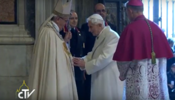 Bento XVI foi o segundo a atravessar a Porta Santa / Foto: Reprodução CTV