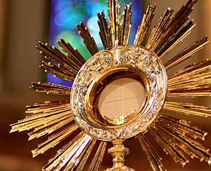 A monstrance stands in the in the chapel of St. John's Seminary in Boston. Pilot photo by Gregory L. Tracy Oct. 4, 2004